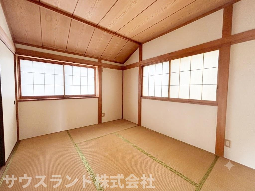 自然光に包まれるあたたかみのある和室。畳の良い香りが、居室内に安心感という空気をもたらしてくれます。