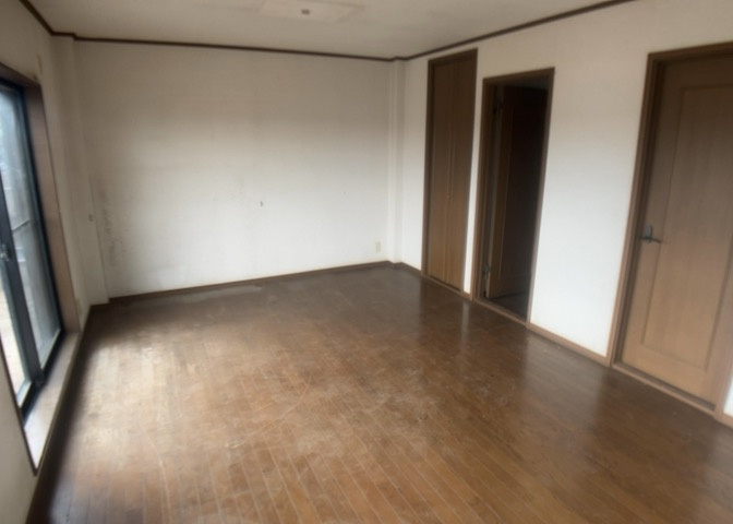 寝室でゆっくりと過ごすためにはベッド周りの適度な空間を担保することや窓の位置、照明の明るさ、寝室の広さなどを考える必要があります。自身や家族の構成とライフスタイルに併せて寝室にする部屋を選びましょう！
