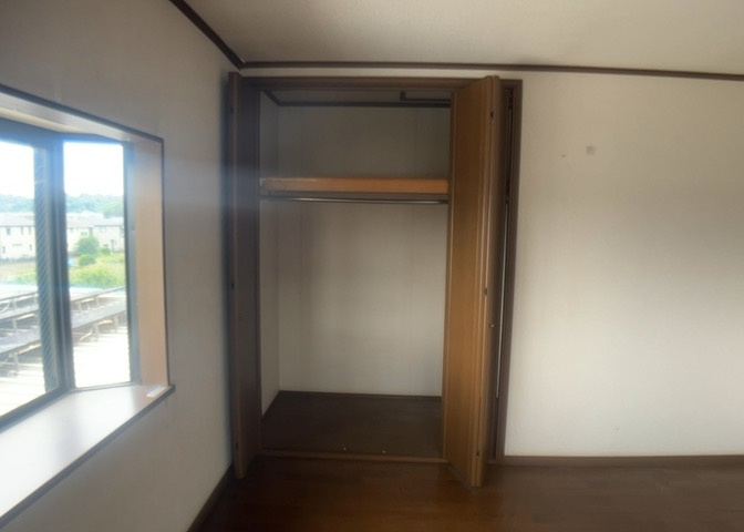 デザイン性を重視しすぎて収納が少なかった！なんてことにならないため、事前に現地で収納の数を確認しておくことをお勧めします。クローゼット以外にも床下収納や屋根裏収納、パントリーなどもチェックしましょう。