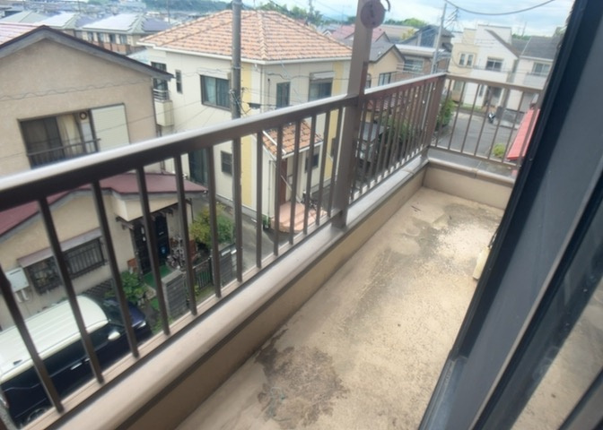 バルコニーは、室外の専用スペースのうち、「屋根がなく開放された空間」であるものを指します。ベランダより広いタイプのものが多く、日当たりもよいため家庭菜園などを楽しみたい人にとって適した環境となります。