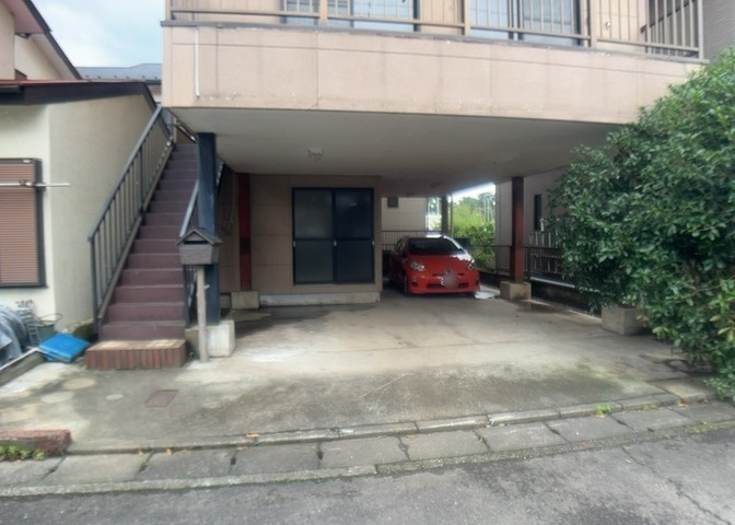 駐車場と明記されていても、最小スペースでつくられた駐車場だと大型車は駐車できなかったり、出入りしにくくなったりする可能性があります。お車のサイズと購入したい物件の駐車場のサイズを現地で確認しましょう。