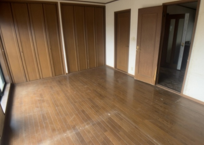L型アイランドタイプは、キッチンからダイニングにもリビングにも目が行き届くので、とても使いやすい配置です。L字型独立タイプは、キッチンを独立させてるためLDKというよりもLDといった様なイメージです。