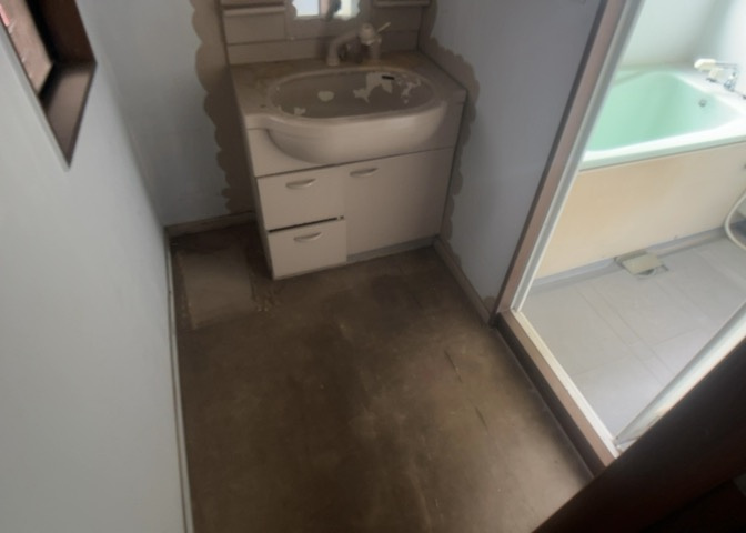 多くの戸建て住宅で見かける洗面脱衣所は、洗面台と洗濯機が2畳ほどのスペースに並べられていて、洗面所が脱衣所を兼ね備えている間取りが一般的です。お客様が利用することもある、パブリックな空間でもあります。