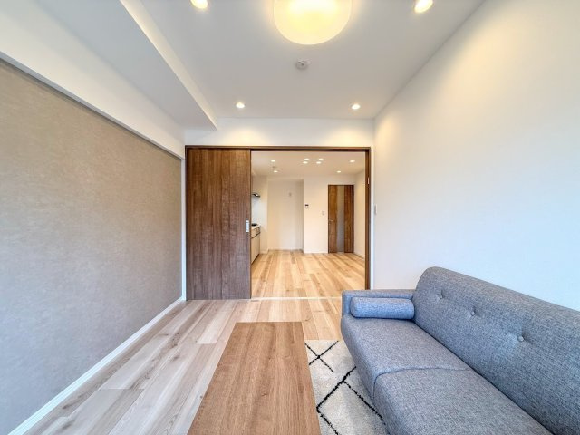 ◆室内はいつも明るい印象なので気持ちの良い朝を迎えられます。各部屋にはクローゼットを完備しており、収納が多いお家はすっきりして快適空間です。