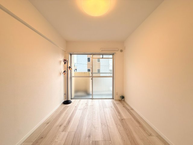 ◆気持ちの良い風が室内へ入り込む居室。家具を配置しても広々ご利用いただけます！！