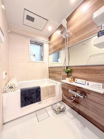 ◆モダンデザインの空間が気持ちよさを高めてくれるバスルーム。すっきりとした清潔感の中に都会的なセンスが感じられ、心身をリフレッシュできる寛ぎを深めてくれるスペースです。