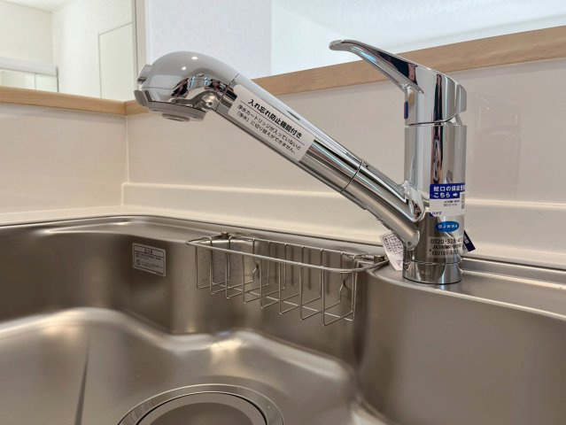 キッチンの蛇口は先端に浄水器を内蔵しているためスペースを取らず、見た目もスッキリしています。