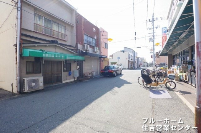 ■商店街に面しています　■スーパーが向かい側にございますので食材の調達などにも便利です