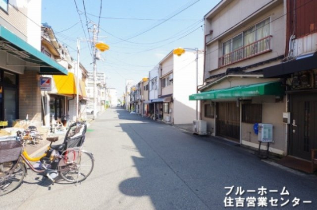 ■商店街に面しています　■スーパーが向かい側にございますので食材の調達などにも便利です