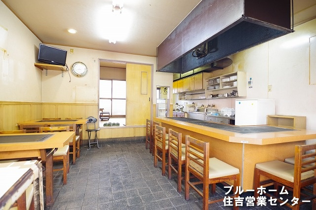 ■現状15席の店舗です　■奥の洋室も使用可能です　※冷蔵庫等は撤去いたします。