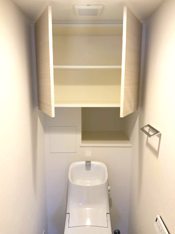 収納が付いていますので、トイレ用品等をスマートに収納できます。