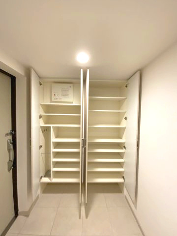 シューズボックスを開くとこのように収納力にも優れております。