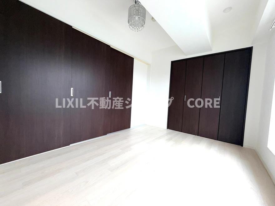 床材や建具は家具にも合わせやすい落ち着いた色合いになっております。