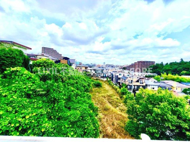 開放感いっぱいの眺望と共に光と風を享受するバルコニー。景観を眺めることができます。