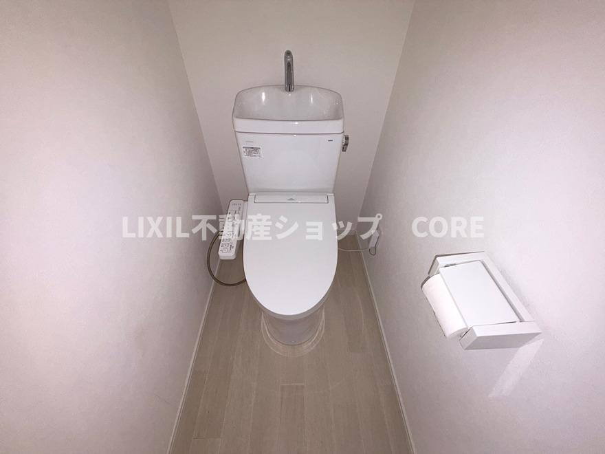 見た目もスッキリとしたデザインのトイレには温水洗浄暖房便座付き。