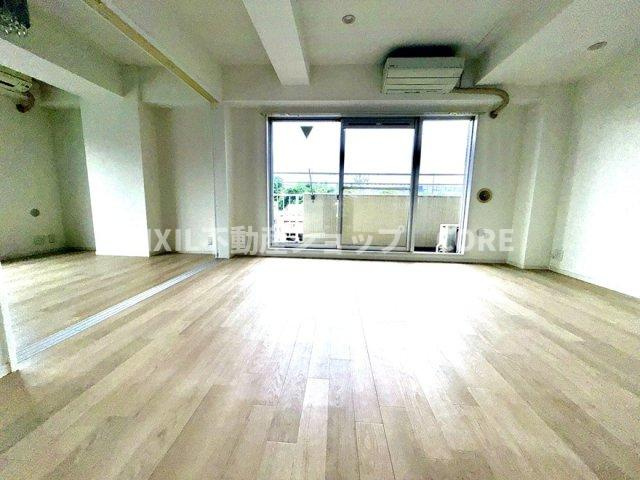 ＬＤＫのメインとなる大きな窓。大きめの開口部から暖かい日差しが長い時間射し込みます。