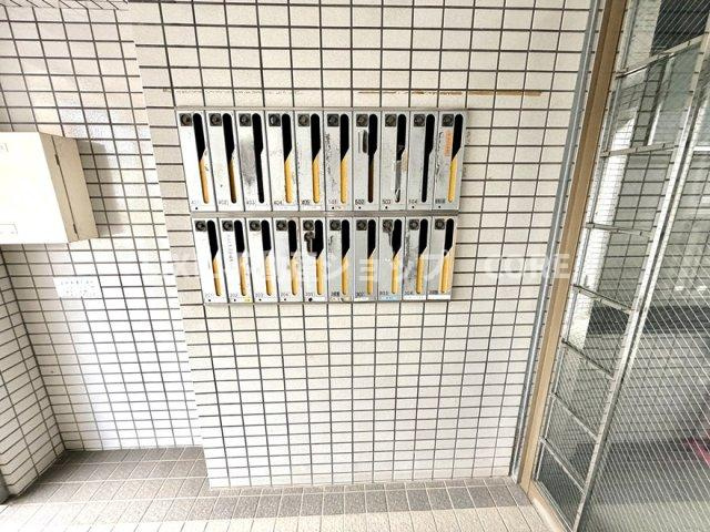 エントランス付近に設置されている郵便受けになります。
