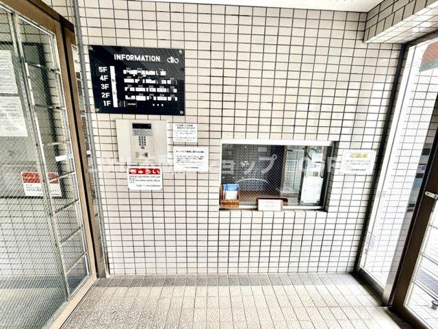 受付はマンションコンシェルジュがいる場合もあれば、管理人が滞在する小部屋を総称して呼ぶことがあります。