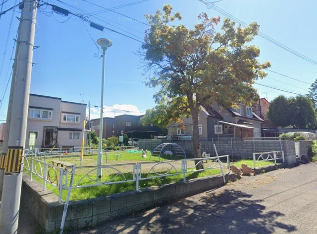 公園は目の前でお子様の遊び場も安心！