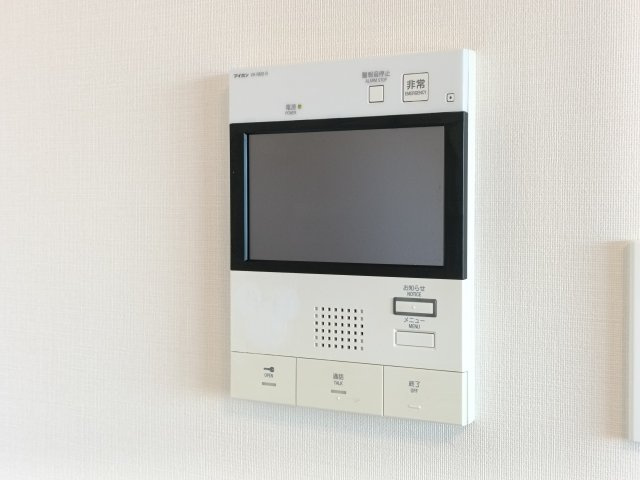 【TVモニター付きインターフォン】　訪問者の顔を見ることができるので、安心してドアを開けられます。