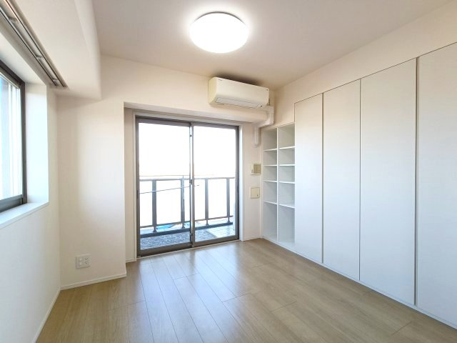 【洋室約5.0帖】　バルコニーに面した明るいお部屋です。陽気に楽しみ、やすらぐ室内。　