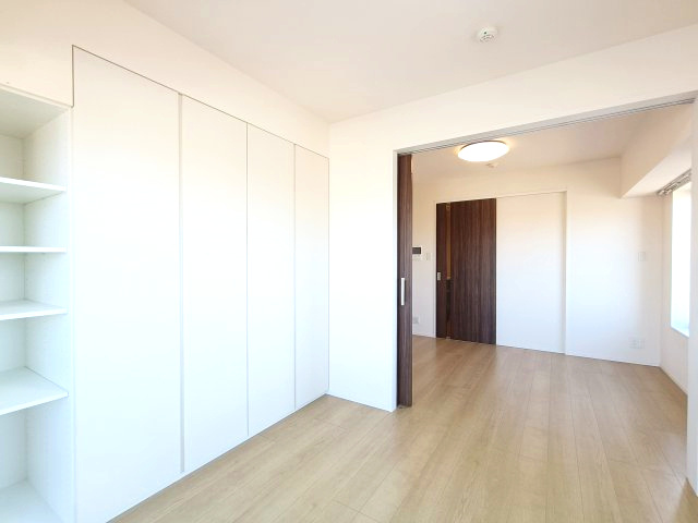 【洋室約5.0帖】　シンプルで何にでも合う白でまとめられた空間です。様々なスタイルに染められる余白があります。