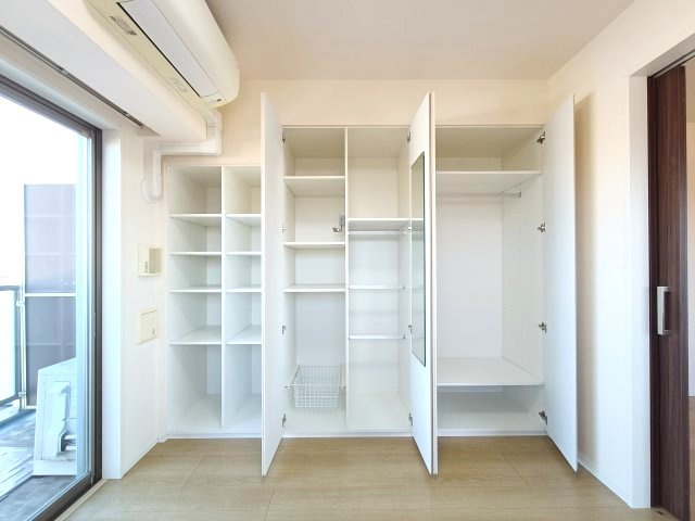 【洋室約5.0帖　収納】　壁一面は収納になっており、物が増えても頼りがいがありますね。　