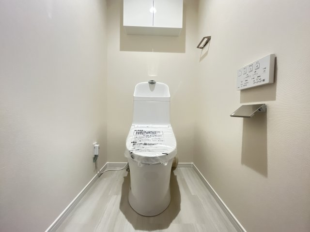 【新品】トイレ交換（収納棚・温水洗浄便座付き）、とても綺麗で清潔感があります♪