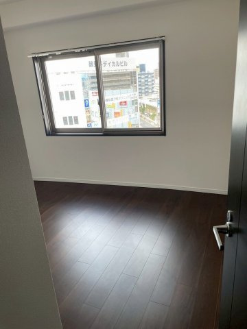 LDKに続く洋室です