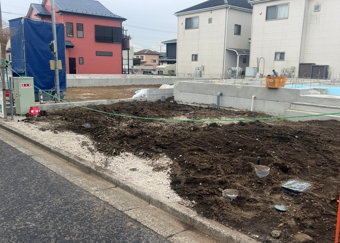 車一台あたりに必要なスペースは、標準サイズの普通自動車で横幅2m50cm、長さ5mは必要になります。ただし、乗降のことも考慮して横幅3m30cm、長さ5m50cmほどは確保できるところを選びましょう。