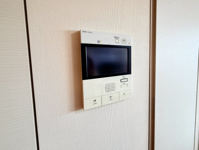 【モニター付きインターホン】　来訪者を映像で確認できるので、防犯面でも安心してお過ごしいただけます。