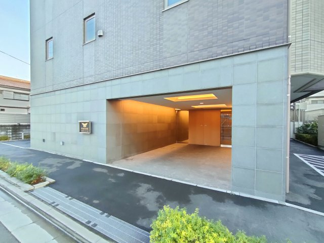 【エントランス】　上質な素材感を活かした外観エントランスが、帰宅時の気分を高めてくれます。