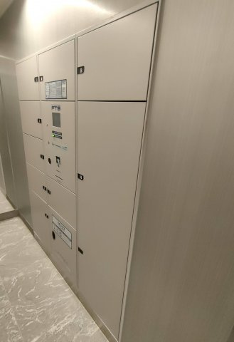 【宅配ボックス】　不在時でも荷物を受け取れる宅配ボックスで、忙しい毎日でも安心です。