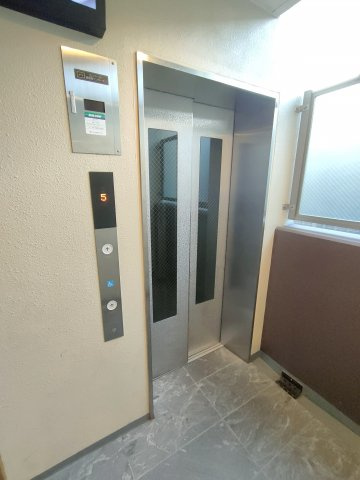 【エレベーター】　重い荷物がある日も安心なエレベーターで、上下階の移動がスムーズです。
