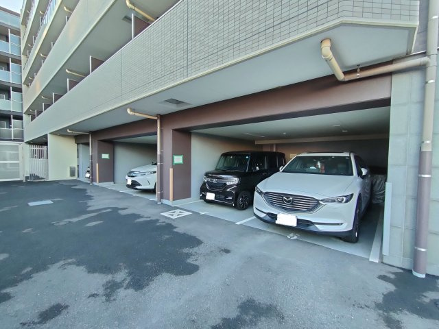 【駐車場】　屋根付きの駐車場なので、雨の日でもしっかり濡れずに乗り降りができて快適です。