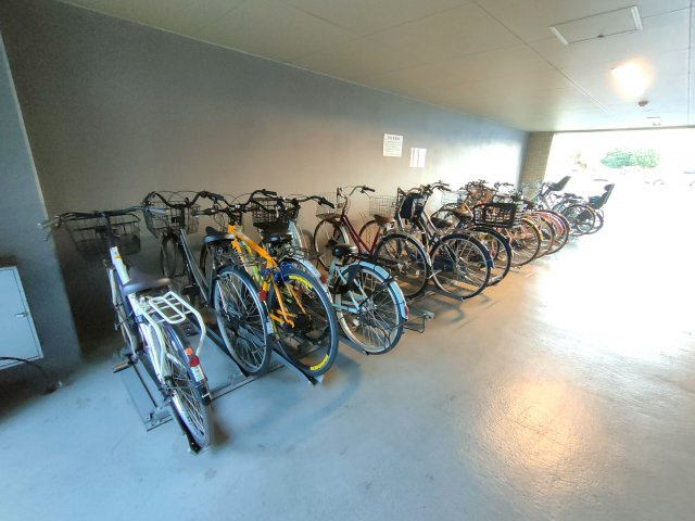 【駐輪場】　十分な収容力のある駐輪場なので、自転車の出し入れも毎日スムーズに行えます。