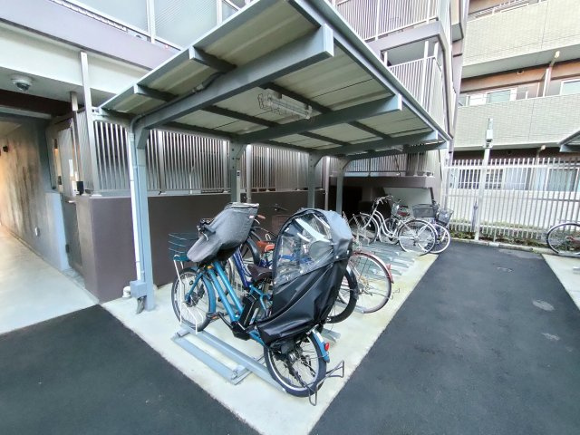 【駐輪場】　屋根付きで雨風をしっかりしのげる駐輪場は、大切な自転車を守ってくれます。