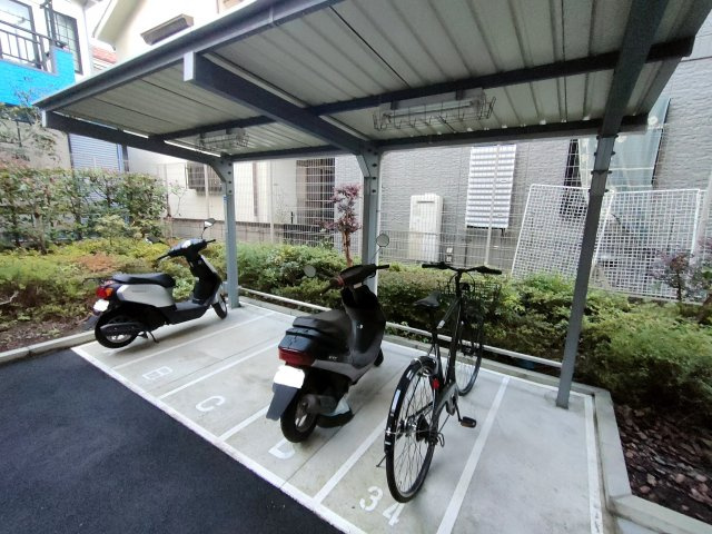 【バイク置き場】　屋根付きのバイク置き場があるので、天候を気にせず駐輪できて安心です。