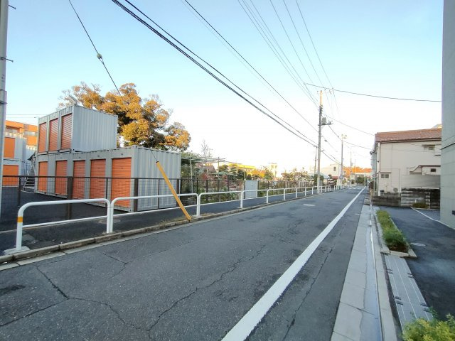 【前面道路】　適度な広さの前面道路で、車の出し入れもしやすく暮らしやすい環境です。