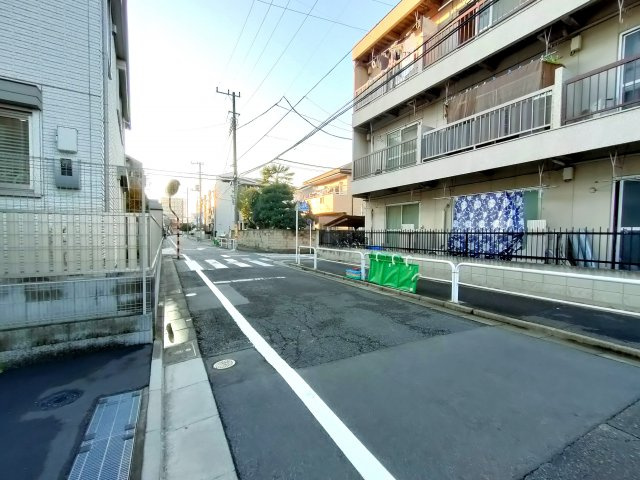 【前面道路】　見通しの良い前面道路なので、日々の通行や買い物の行き来にも便利です。