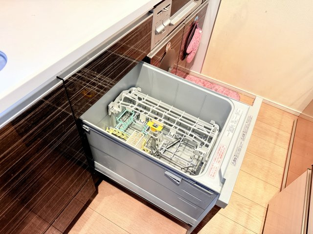 【食洗機】　家事の負担を軽くしてくれる食洗機で、忙しい毎日にもゆとりが生まれます。