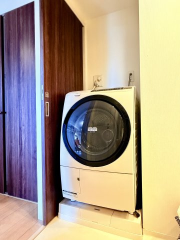 【室内洗濯機置き場】　天候を気にせず洗濯できる室内洗濯機置き場で、家事がぐっと楽になります。