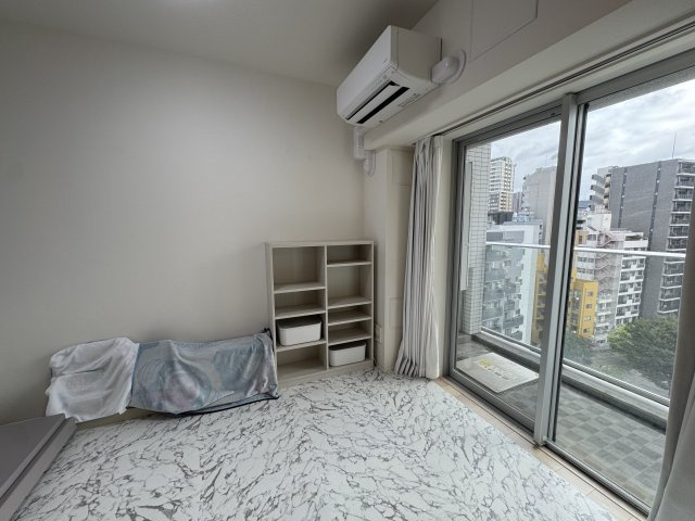大きな窓から心地よい光が広がるお部屋！ベッドを置いてもゆとりがあり、静かに休息いただけます♪