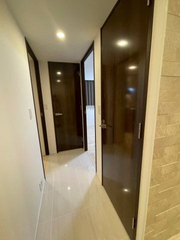 光沢のある美しいフロアが広がる室内廊下！各部屋への移動がスムーズで日々の暮らしも快適になります♪