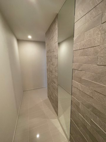 アクセントクロスがおしゃれな廊下空間！姿見付きで、お出かけ前の身だしなみチェックも万全です！