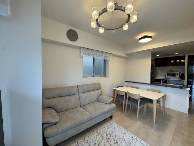お洒落な照明が灯る落ち着いた居間！ソファでくつろぎながらテレビ鑑賞や団らんを存分に満喫できます♪