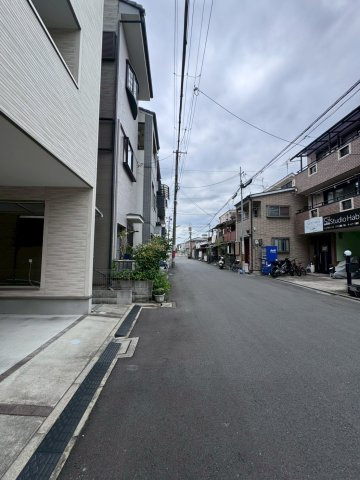 前面道路約6.5ｍと広さがあるので、駐車が苦手な方でも安心です！　