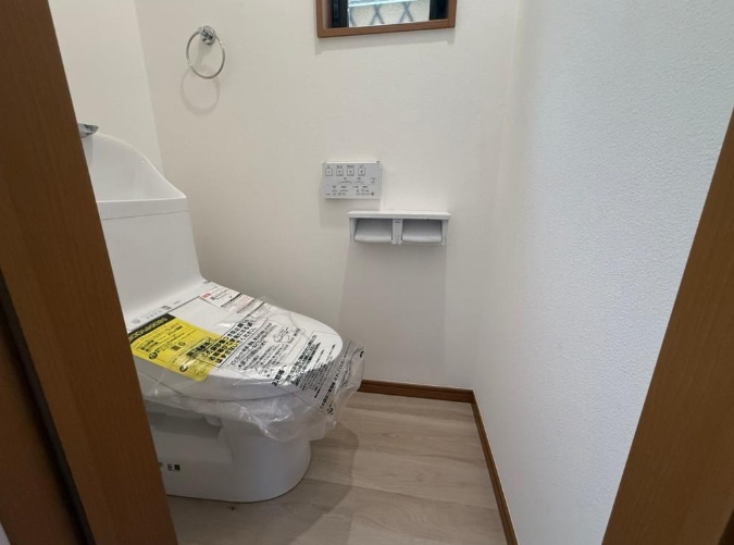 温水洗浄便座付トイレは温水洗浄機能により、暖かい水でおしりを洗浄することができ、冷たい水を使う従来の便座に比べ、温水洗浄機能で暖かいトイレを提供し、快適な使用を可能にします。