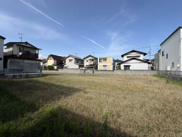 現地は開放感があり、周囲の建物との距離にもゆとりが感じられる環境です。住宅用地としてはもちろん、事業用地・駐車場・資材置場など、広い敷地を活かした多様な用途での活用をご検討いただけます。