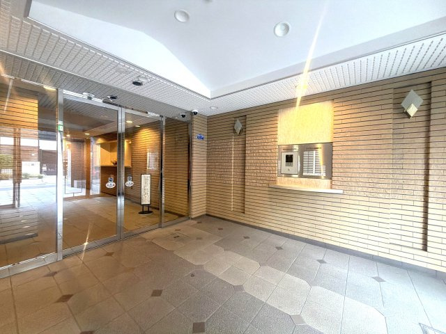 オートロック付エントランスになります♪宅配ボックス、ポストもございます♪